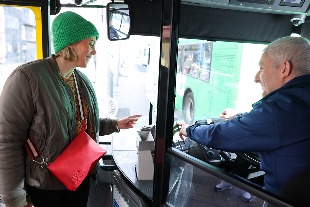 Image of customer paying driver with leapcard on the bus